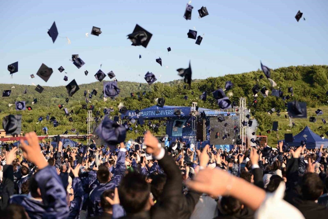 BARÜ’de binlerce öğrenci mezun olmanın gururunu yaşadı