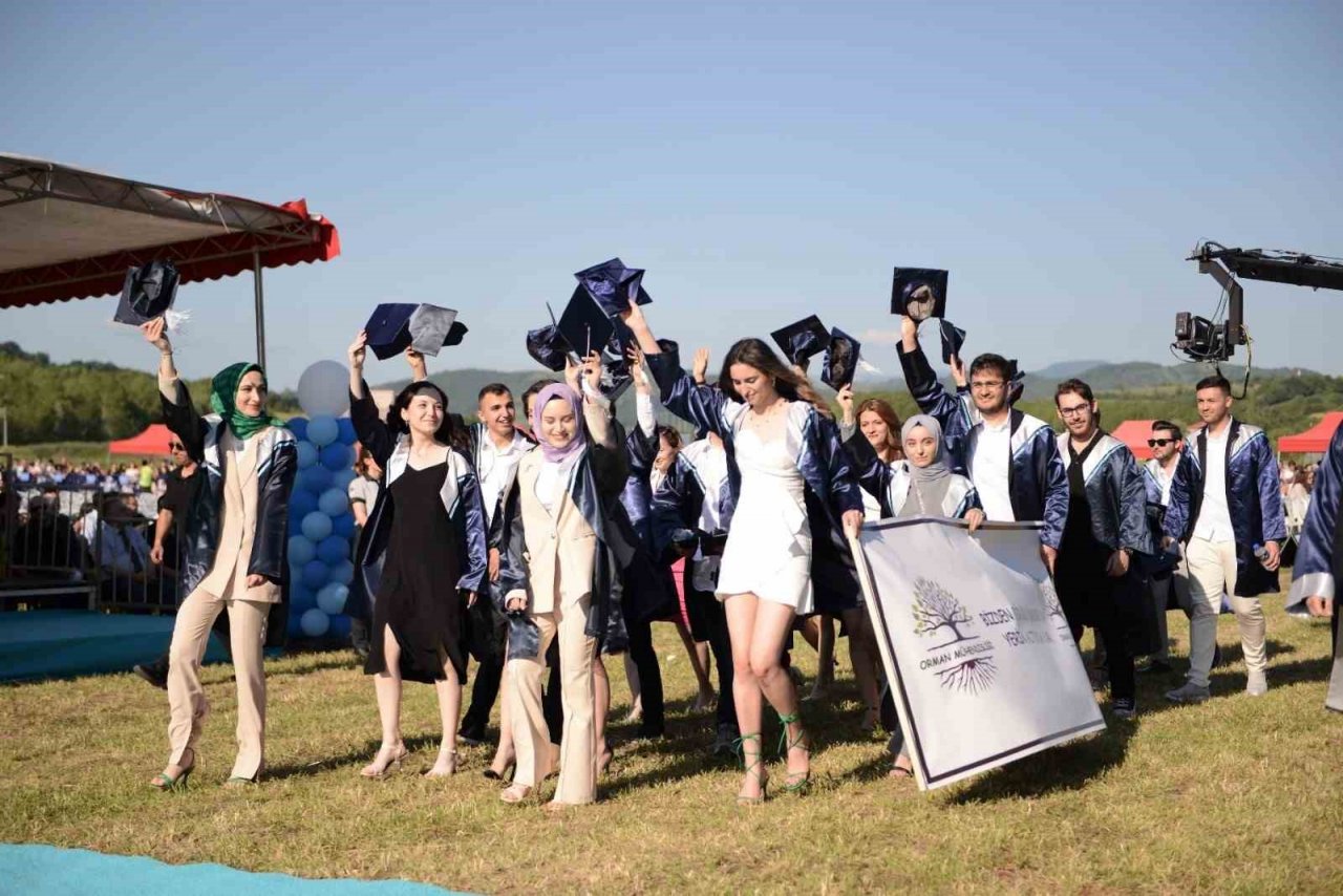 BARÜ’de binlerce öğrenci mezun olmanın gururunu yaşadı
