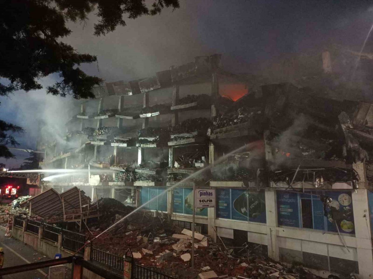 Başakşehir’de iş hanı yangını 31 saat sonra kontrol altına alındı