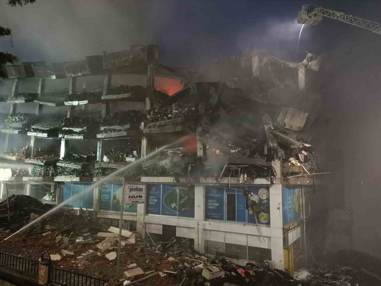 Başakşehir’de iş hanı yangını 31 saat sonra kontrol altına alındı