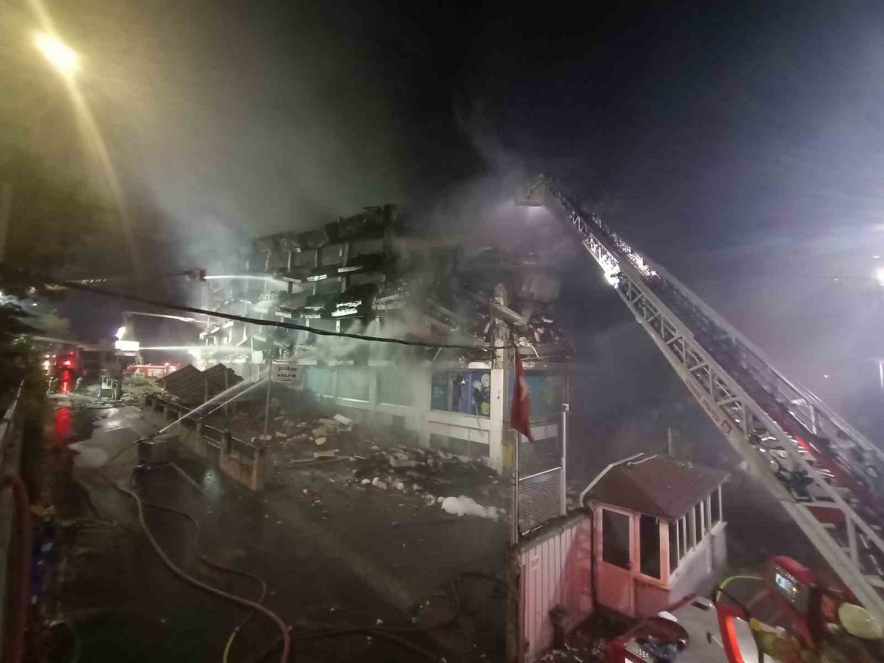 Başakşehir’de iş hanı yangını 31 saat sonra kontrol altına alındı