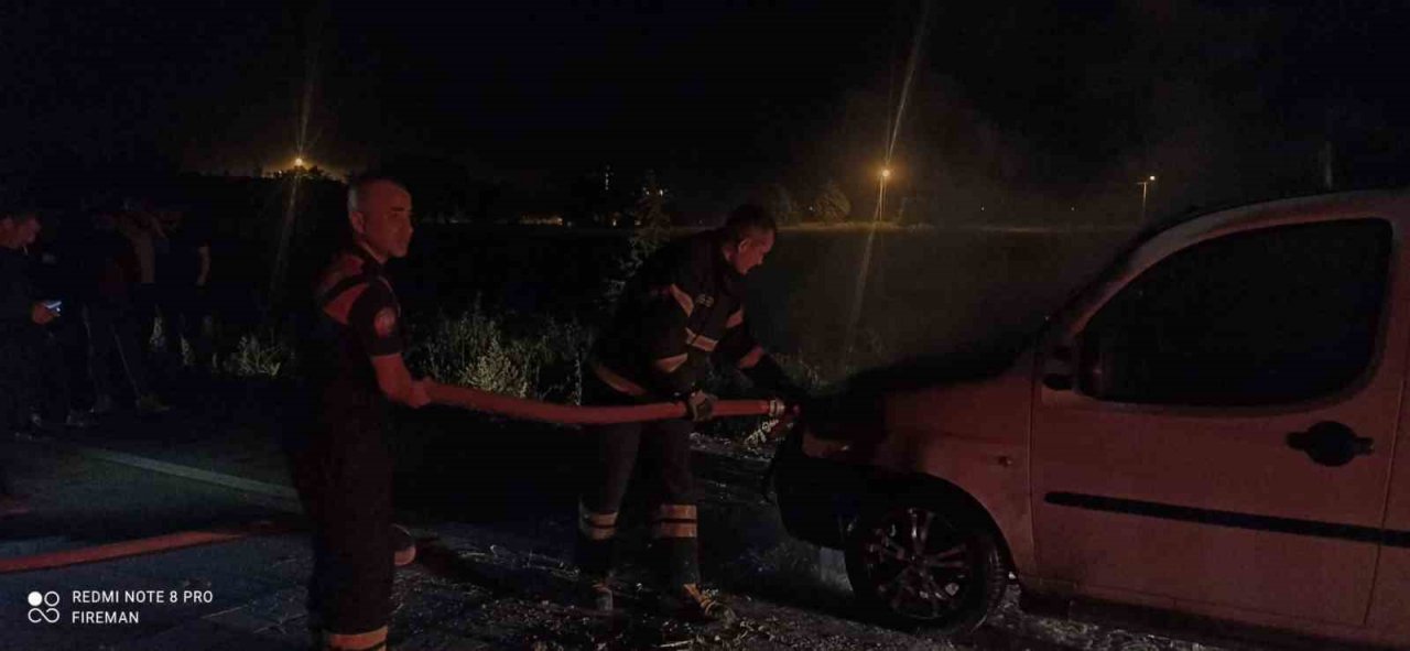Burdur’da seyir halinde yanan otomobil kullanılamaz hale geldi