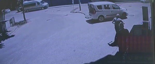 İnanılmaz kaza kamerada... Çarptığını fark etmedi, üzerinden böyle geçti