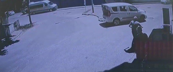 İnanılmaz kaza kamerada... Çarptığını fark etmedi, üzerinden böyle geçti