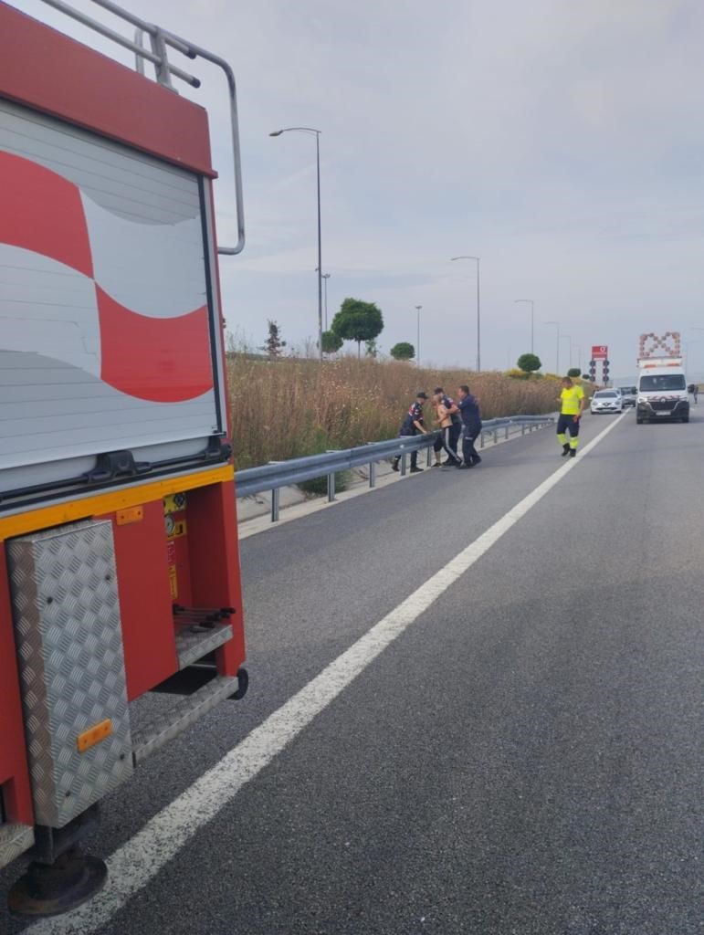 Köprüden atlayan şahsı itfaiyenin açtığı şişme yatak kurtardı