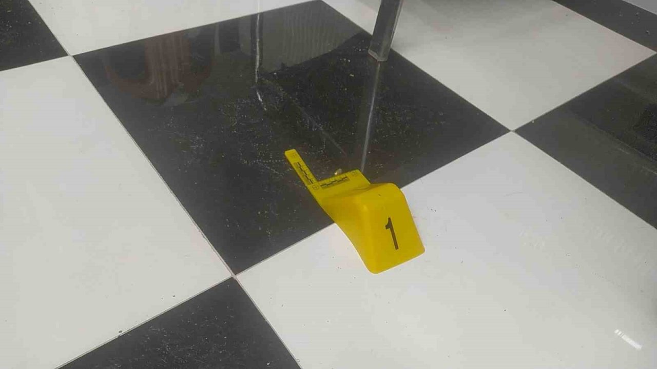 Araca yorgun mermi isabet etti