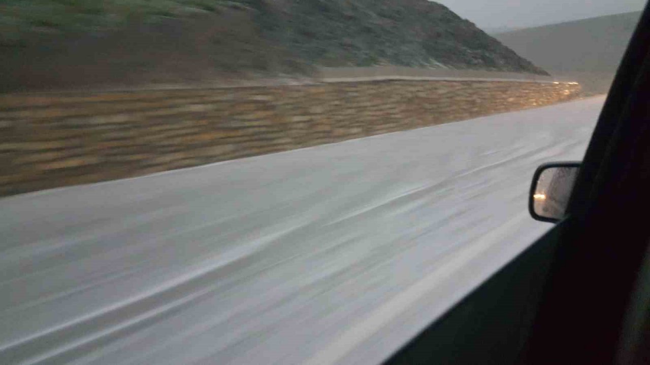 Dolu yağışı yolu beyaza büründürdü