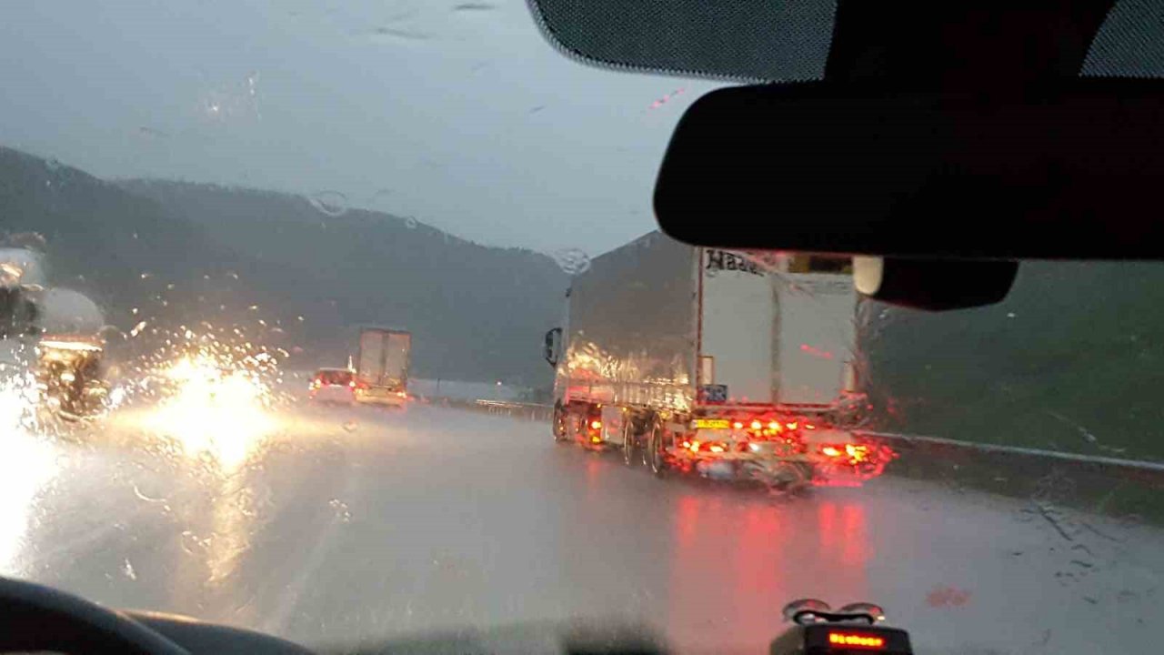 Dolu yağışı yolu beyaza büründürdü