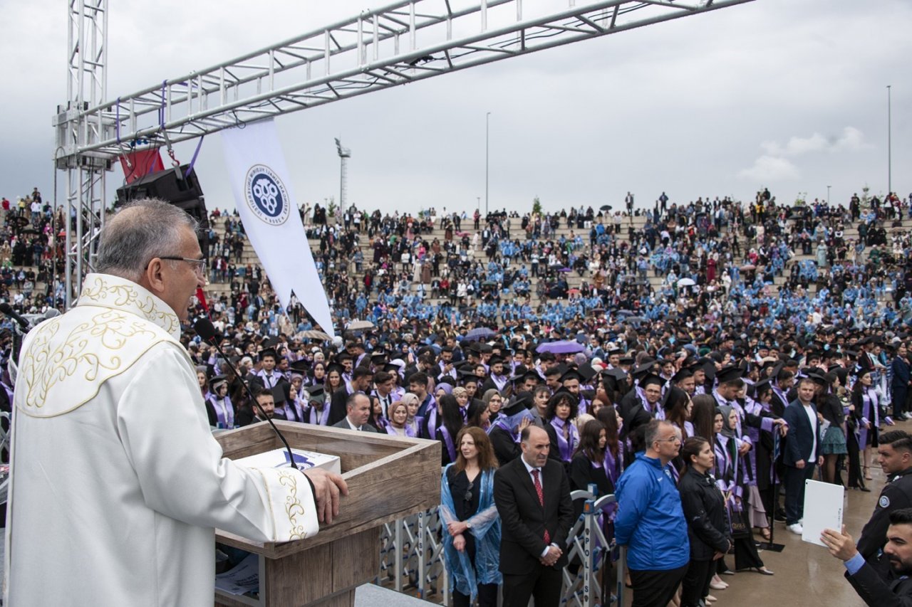 EBYÜ’de mezuniyet coşkusu
