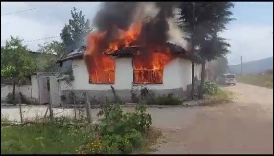 Amasya’da yalnız yaşayan kadının evi alev alev yandı