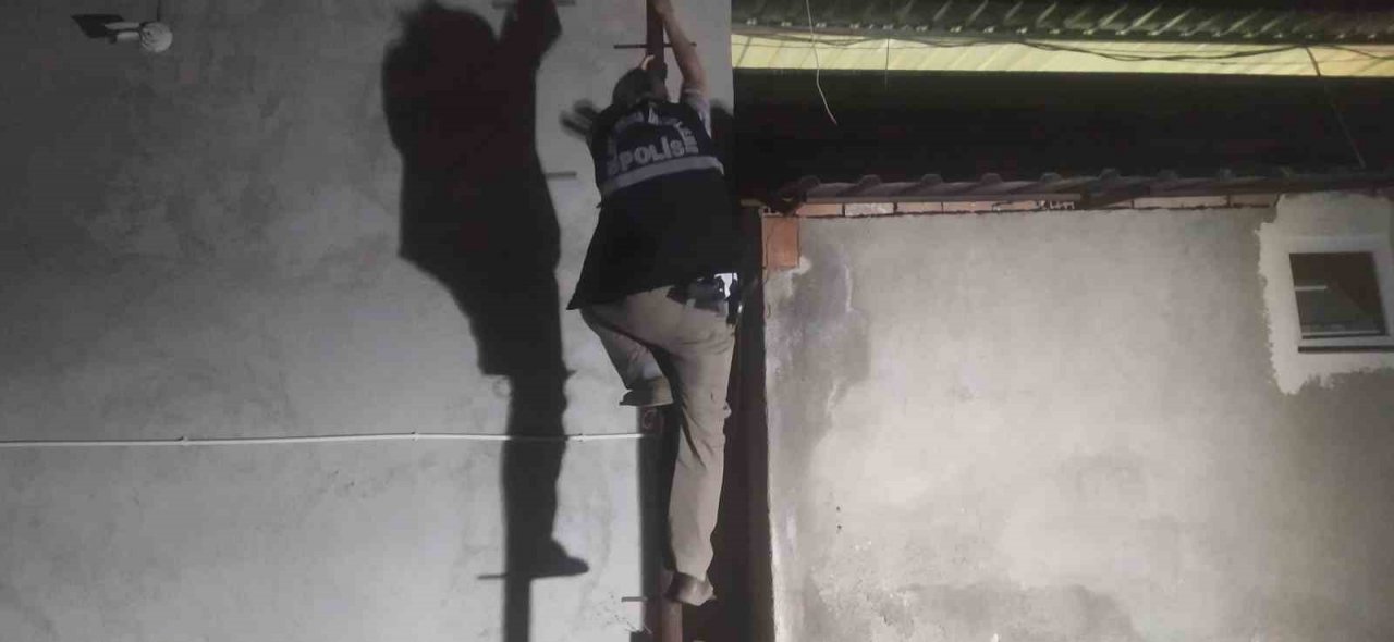 Araca yorgun mermi isabet etti