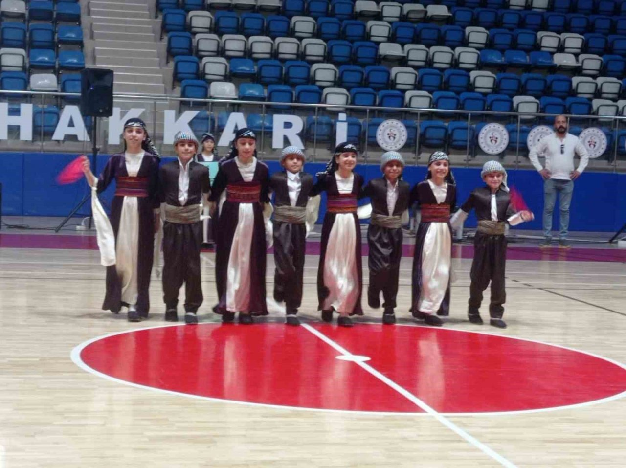 Hakkari’de “Kulüpler Arası Halk Oyunları Yarışması” yapıldı