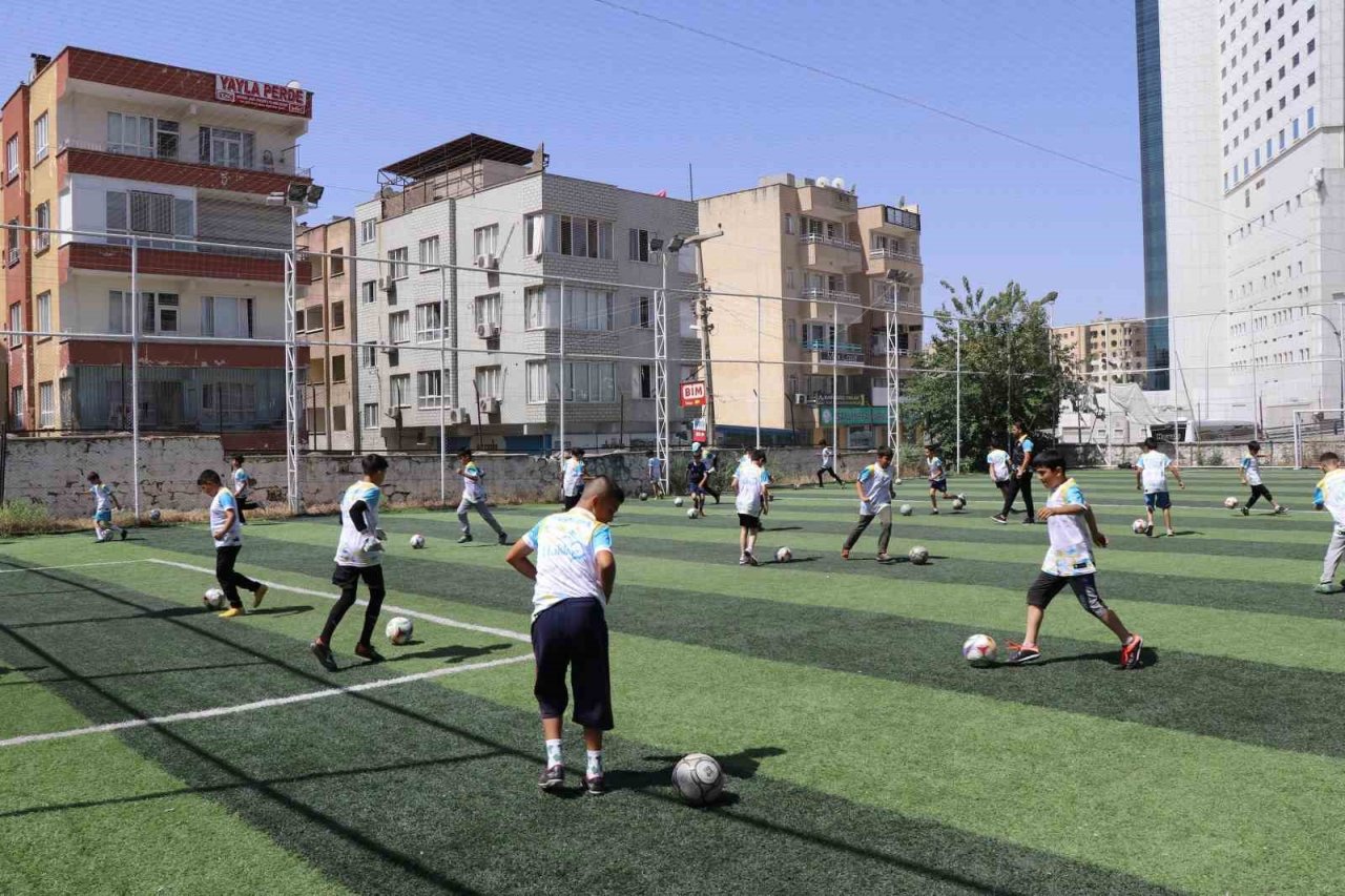 Haliliye’de gençler spor ve sanatla tanışıyor