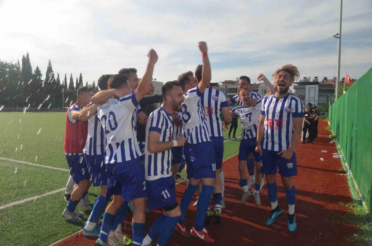 Selendi Belediyespor 31 yıl sonra ilk şampiyonluğunu yaşadı