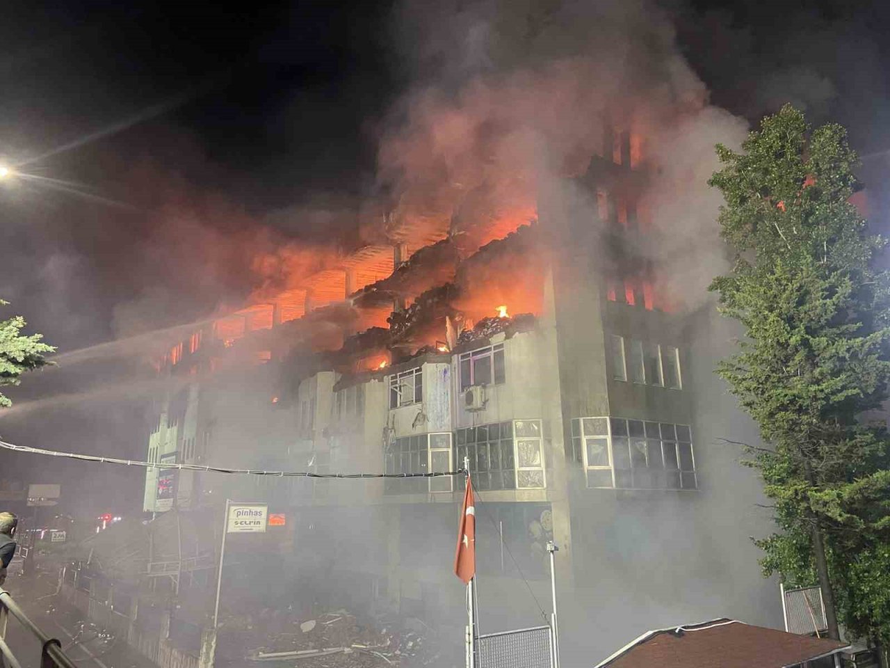 Söndürme çalışmalarının sürdüğü İkitelli Organize Sanayi Bölgesi’ndeki iş hanında çökme anı kameralara yansıdı