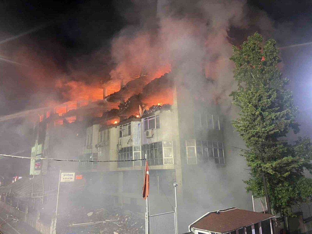 Söndürme çalışmalarının sürdüğü İkitelli Organize Sanayi Bölgesi’ndeki iş hanında çökme anı kameralara yansıdı