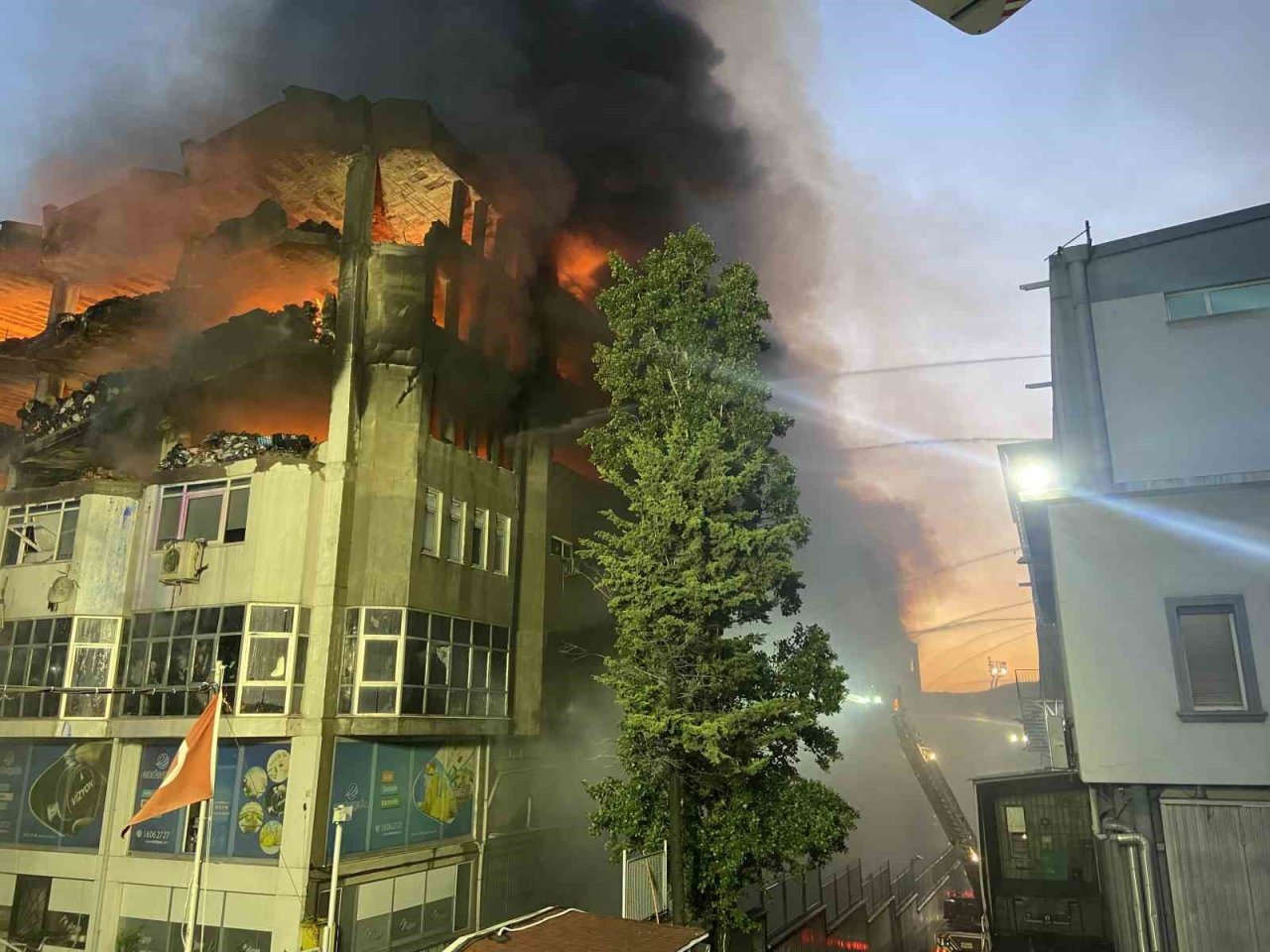 Söndürme çalışmalarının sürdüğü İkitelli Organize Sanayi Bölgesi’ndeki iş hanında çökme anı kameralara yansıdı