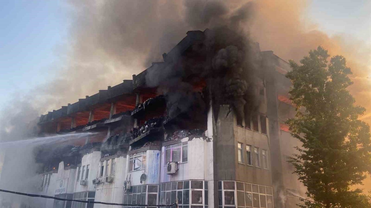 Söndürme çalışmalarının sürdüğü İkitelli Organize Sanayi Bölgesi’ndeki iş hanında çökme anı kameralara yansıdı