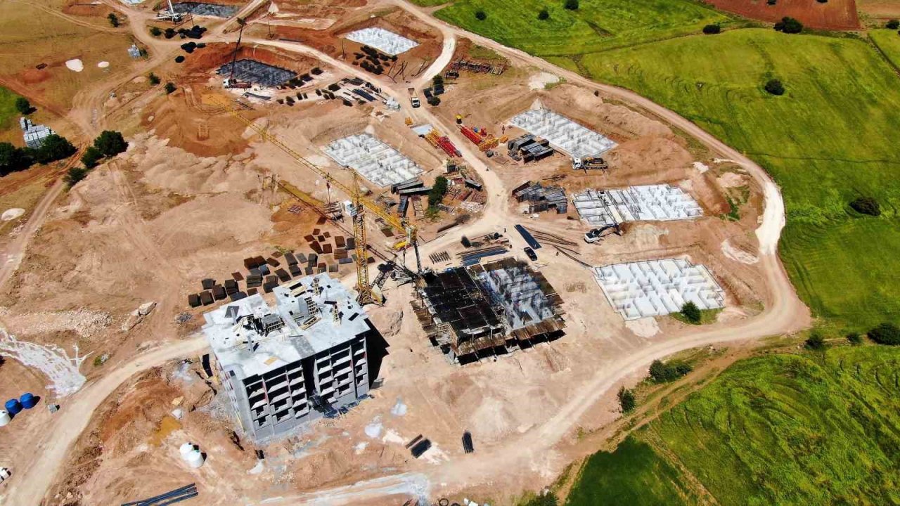 Elazığ’da depremzedeler için yapılan TOKİ konutunun ilk bloğu tamamlandı