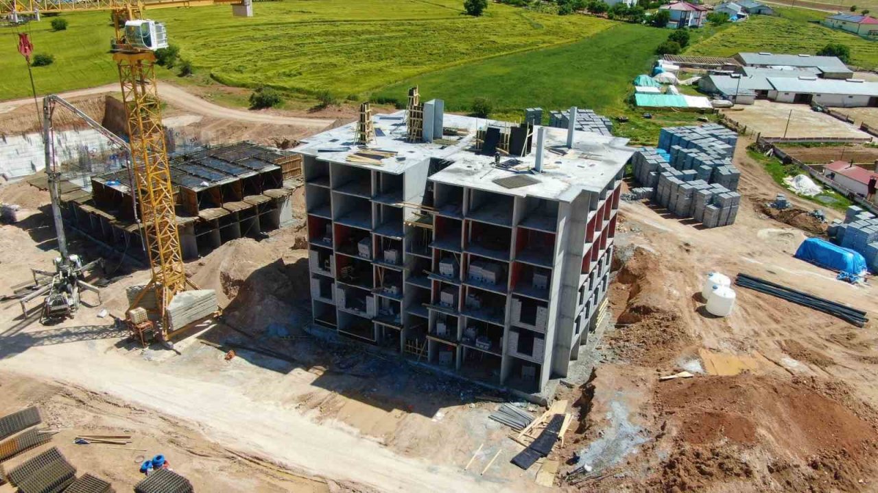 Elazığ’da depremzedeler için yapılan TOKİ konutunun ilk bloğu tamamlandı