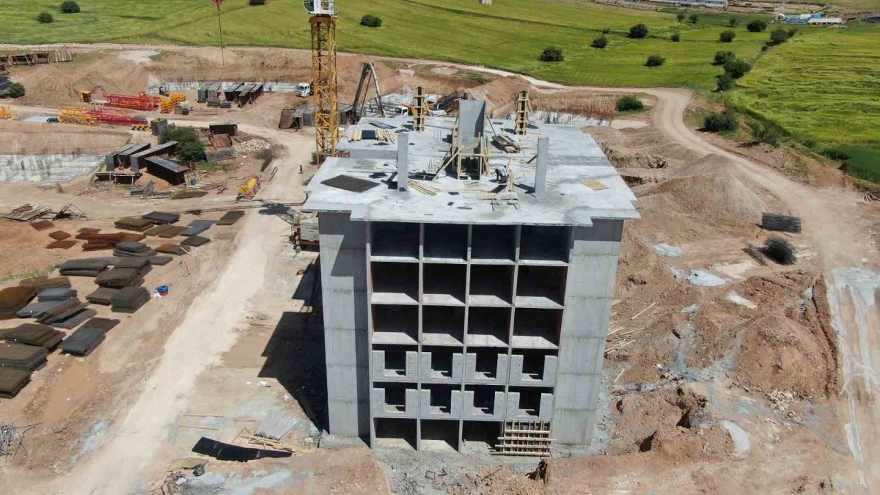 Elazığ’da depremzedeler için yapılan TOKİ konutunun ilk bloğu tamamlandı
