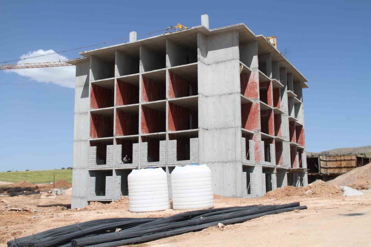 Elazığ’da depremzedeler için yapılan TOKİ konutunun ilk bloğu tamamlandı