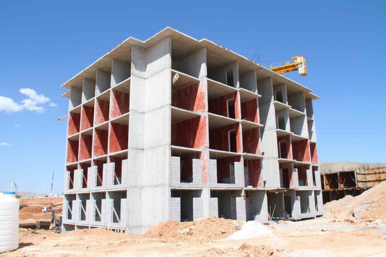 Elazığ’da depremzedeler için yapılan TOKİ konutunun ilk bloğu tamamlandı