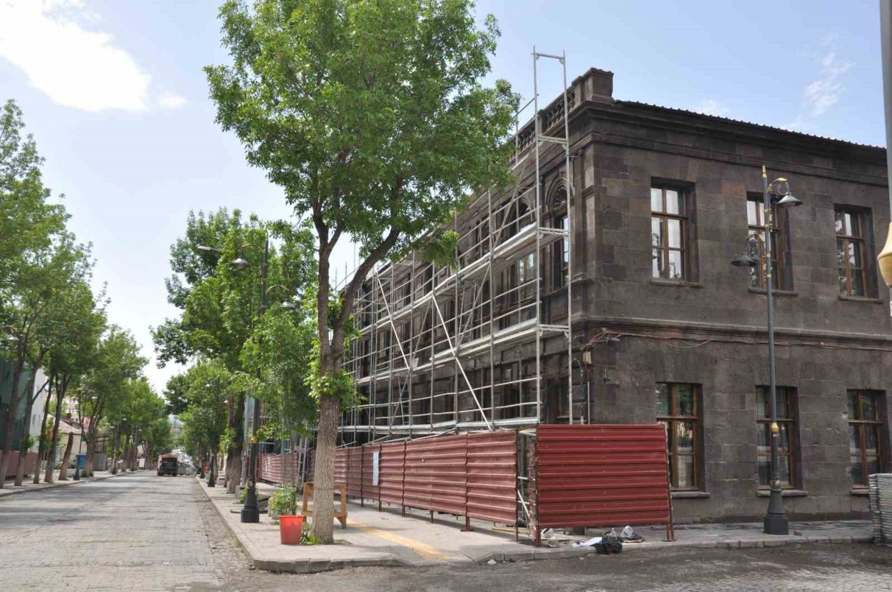 Kars’ta tarihi binalar gün yüzüne çıkıyor