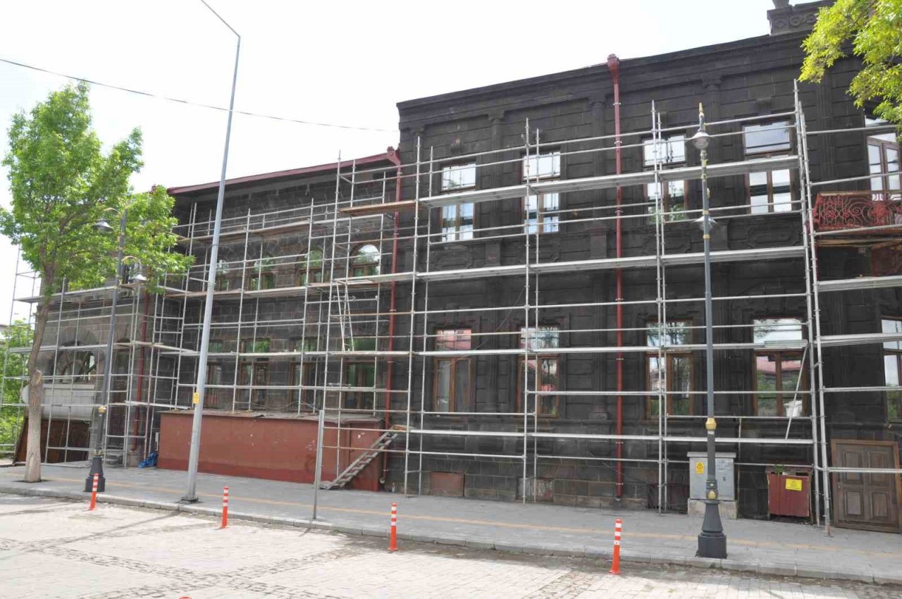 Kars’ta tarihi binalar gün yüzüne çıkıyor