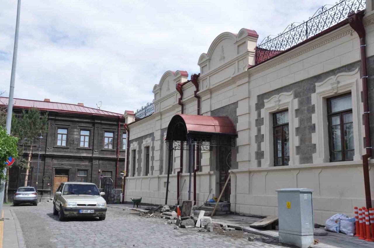 Kars’ta tarihi binalar gün yüzüne çıkıyor