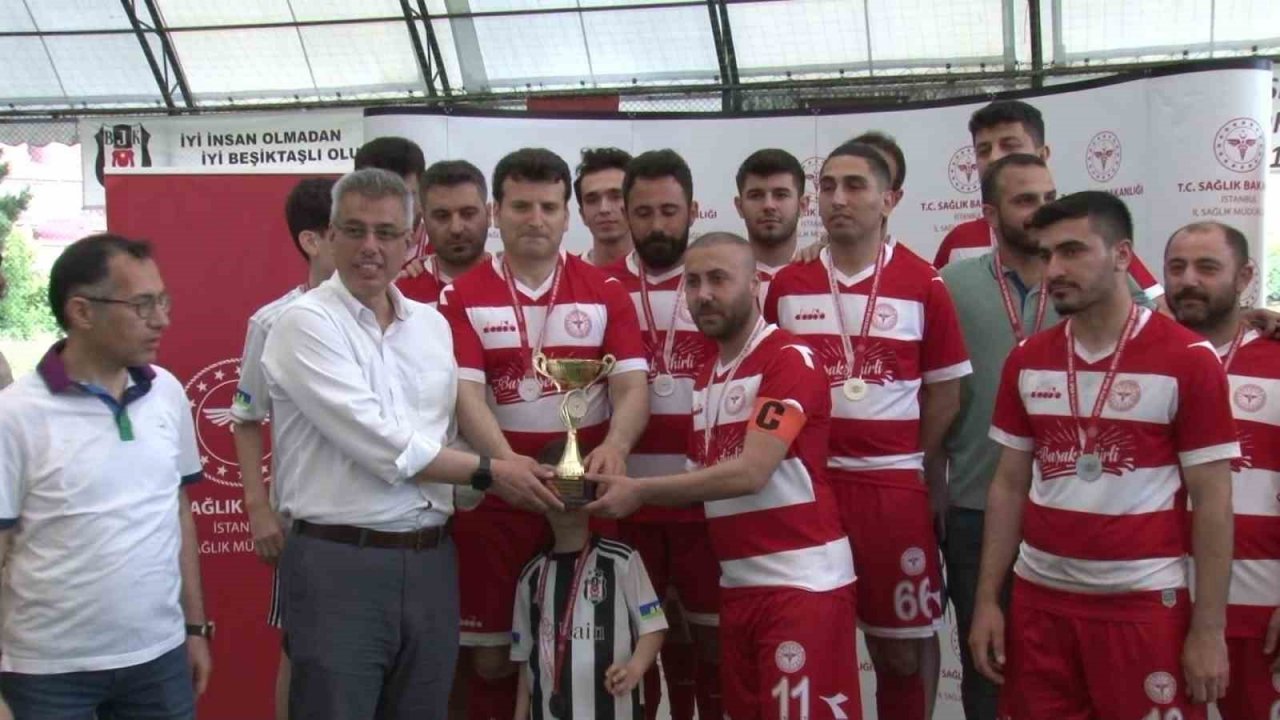 Çengelköy’de sağlık çalışanları yeşil sahada ter döktü