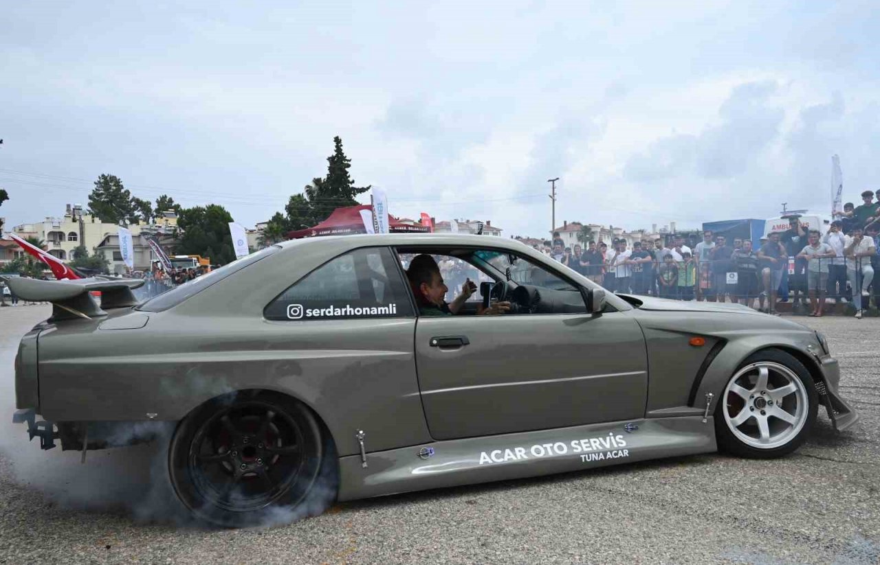 “Kemer Otomobil Festivali” renkli görüntülere sahne oldu