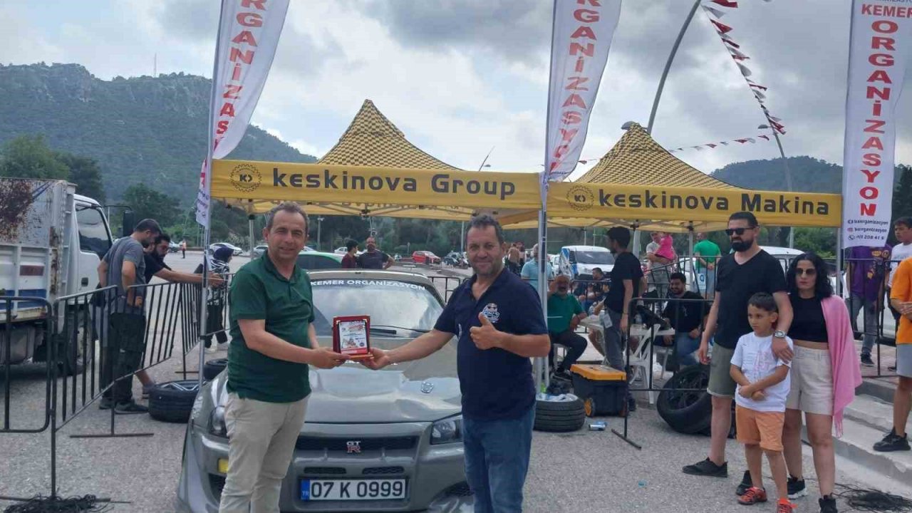 “Kemer Otomobil Festivali” renkli görüntülere sahne oldu