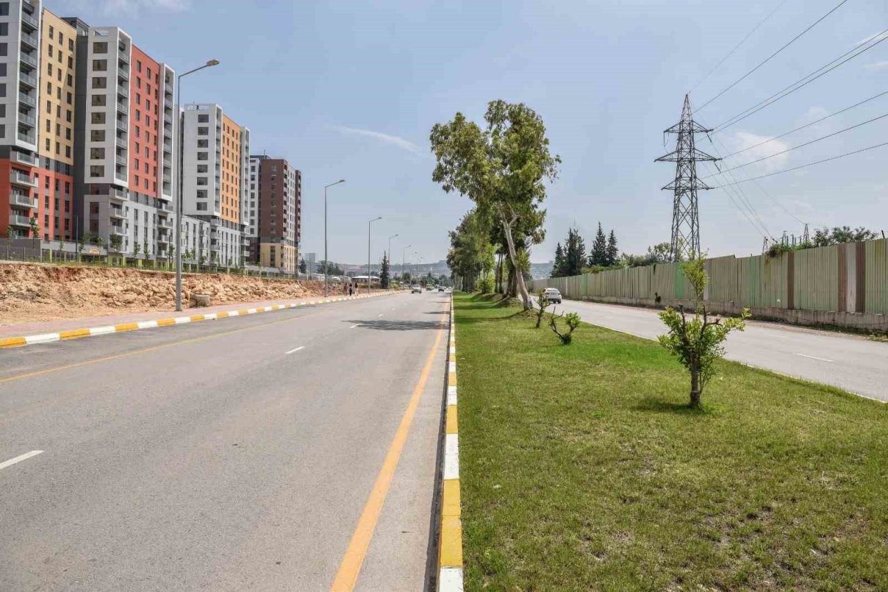 Antalya’nın kurtuluş caddesi yemyeşil oldu