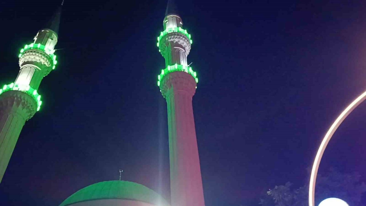 Minareye çıkan şahsı polis ikna etti