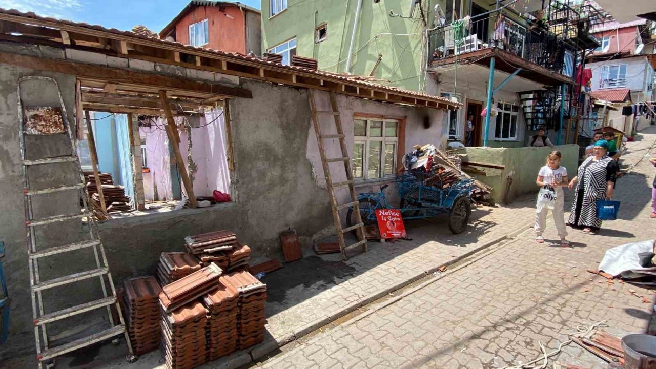 Çatıya çıkarken merdivenden düşerek yaralandı