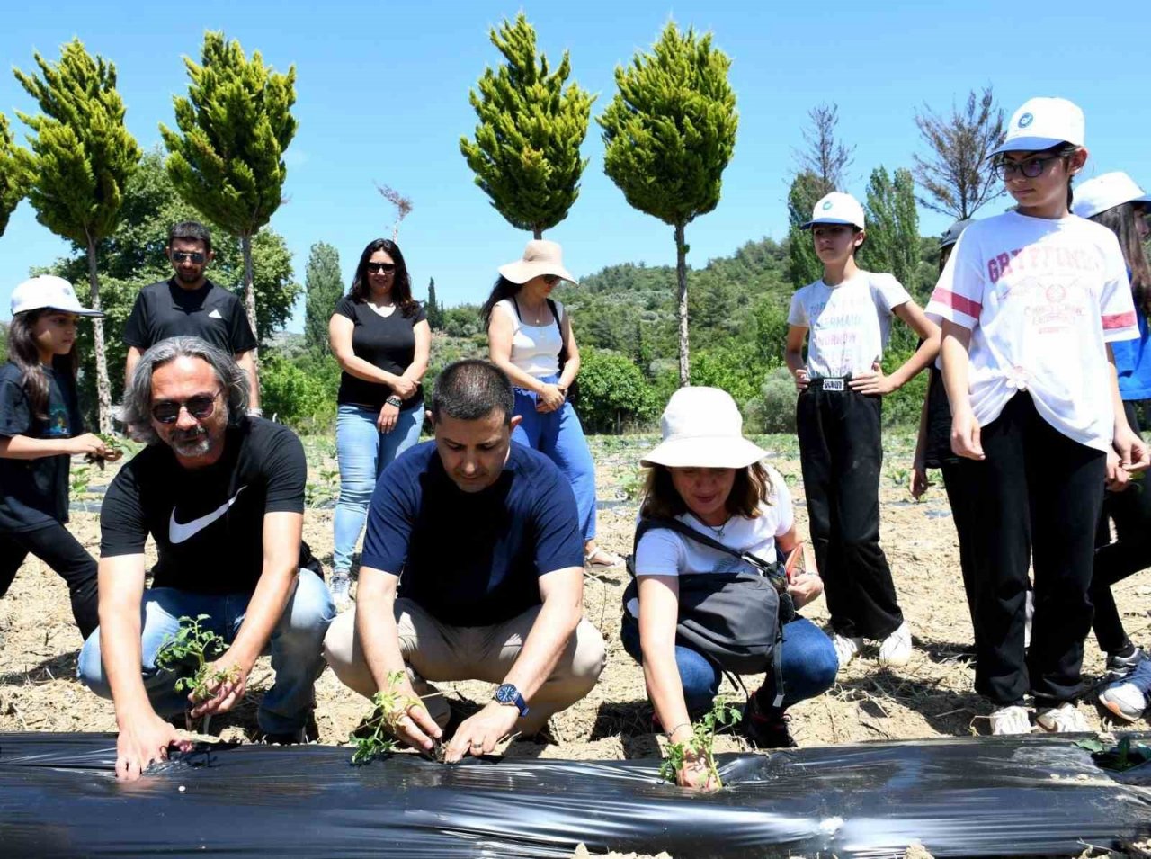 Minik eller yaz fidelerini Adabahçe’nin bereketli topraklarıyla buluşturdu