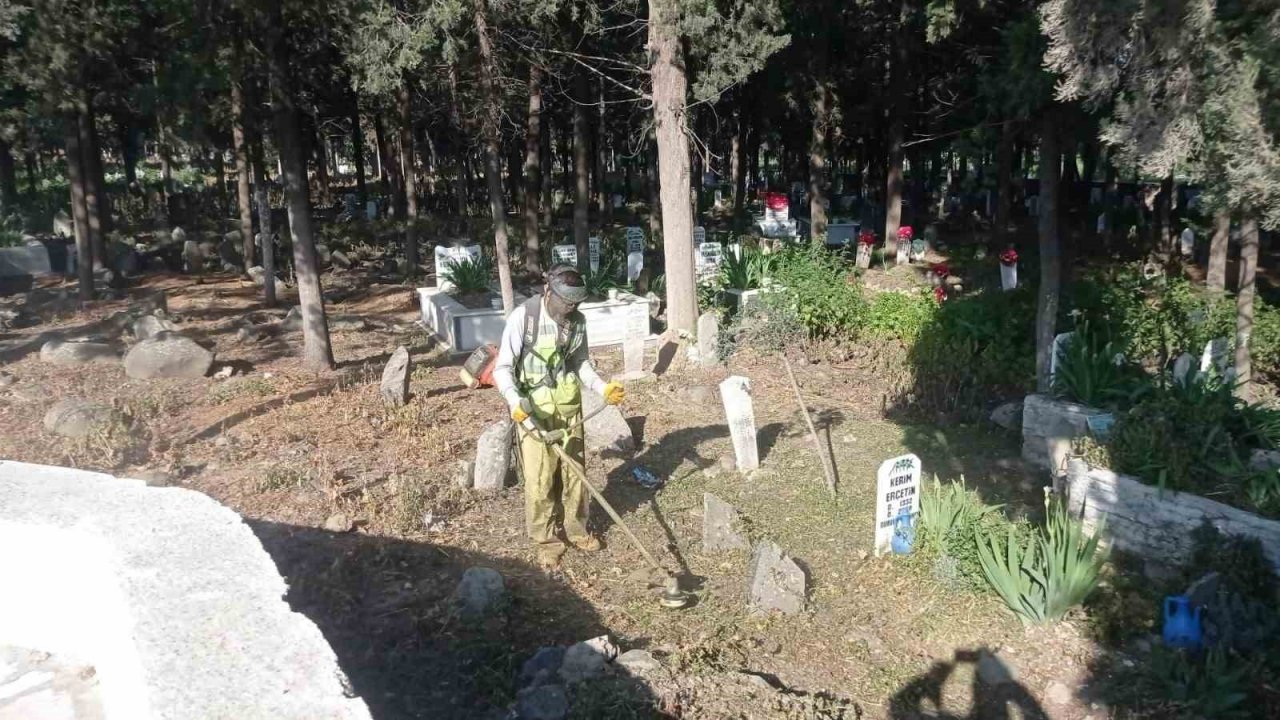 Burhaniye’de Mezarlıklar bayrama hazırlanıyor