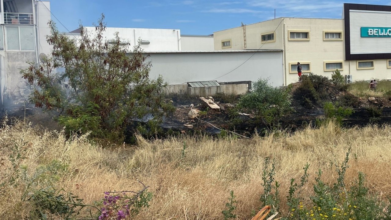 Alevler işletmelere sıçramadan söndürüldü