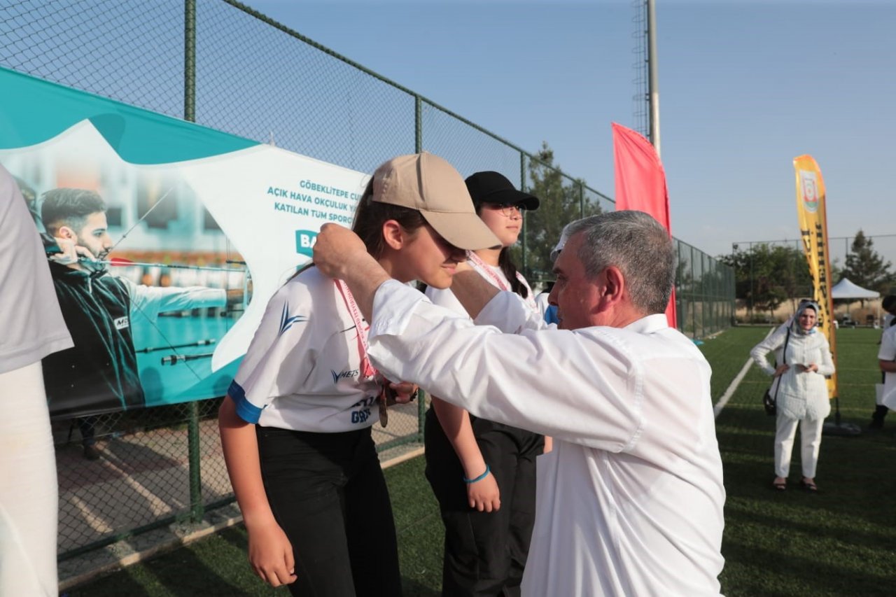 Okçuluk turnuvasında dereceye girenlere ödül