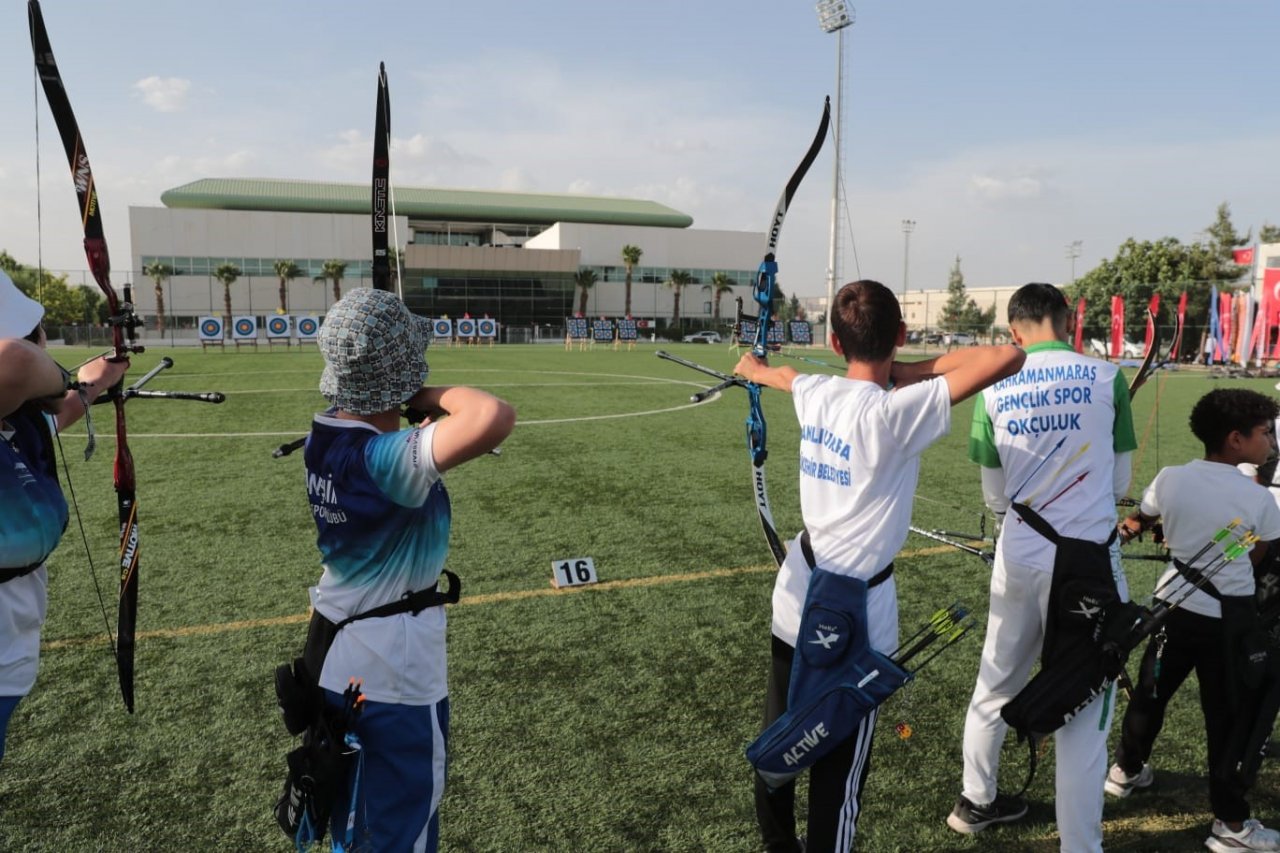 Okçuluk turnuvasında dereceye girenlere ödül