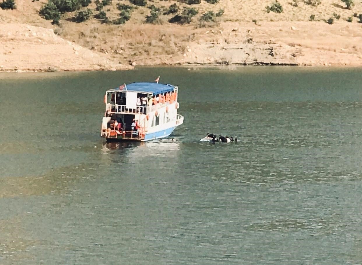 Siirt’te sandal alabora oldu, 8 kişi ölümden döndü
