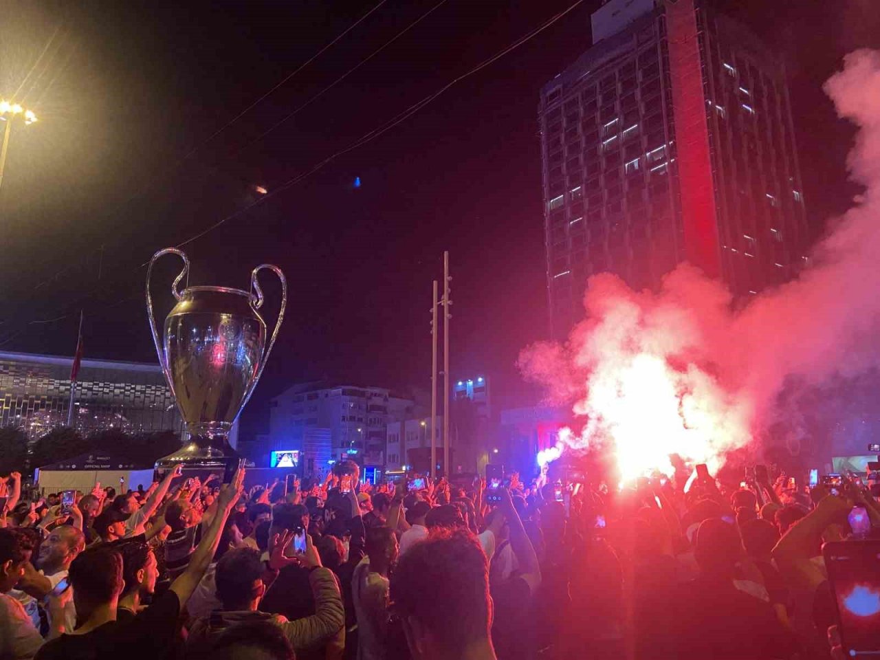 Taksim’de Manchester City taraftarlarının şampiyonluk coşkusu