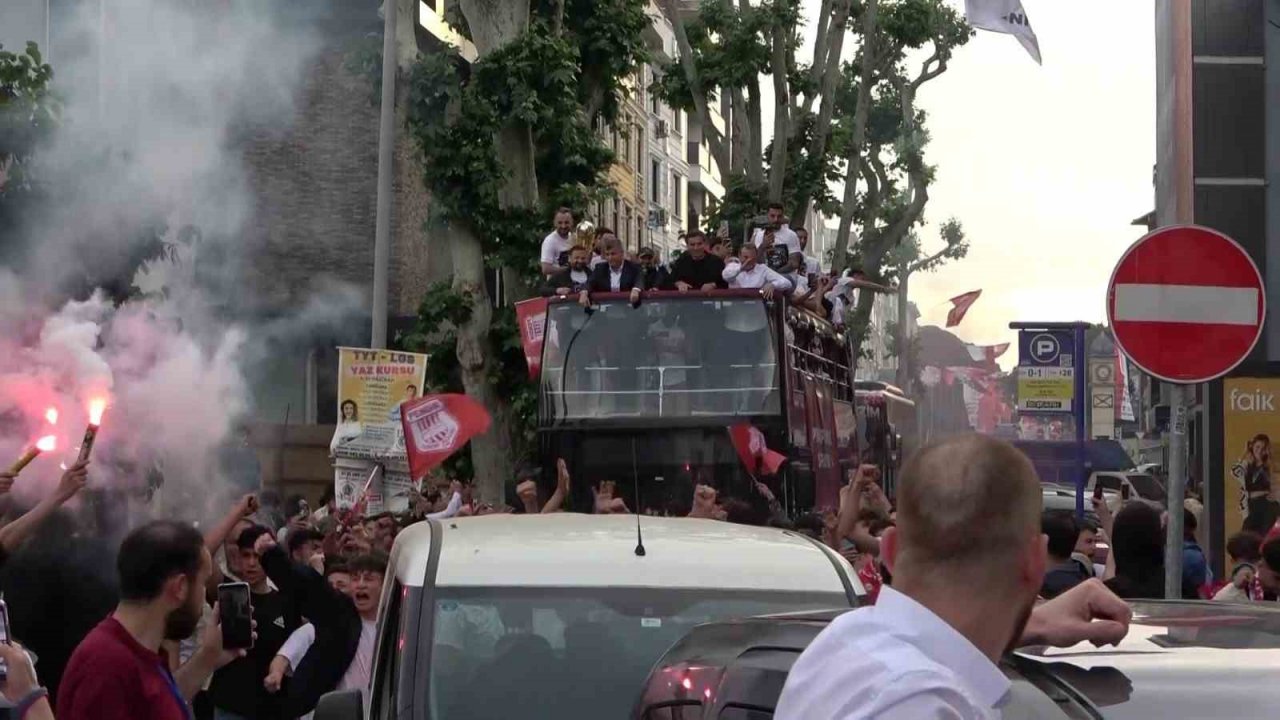 Pendikspor, Süper Lig’e yükselişini coşkuyla kutladı