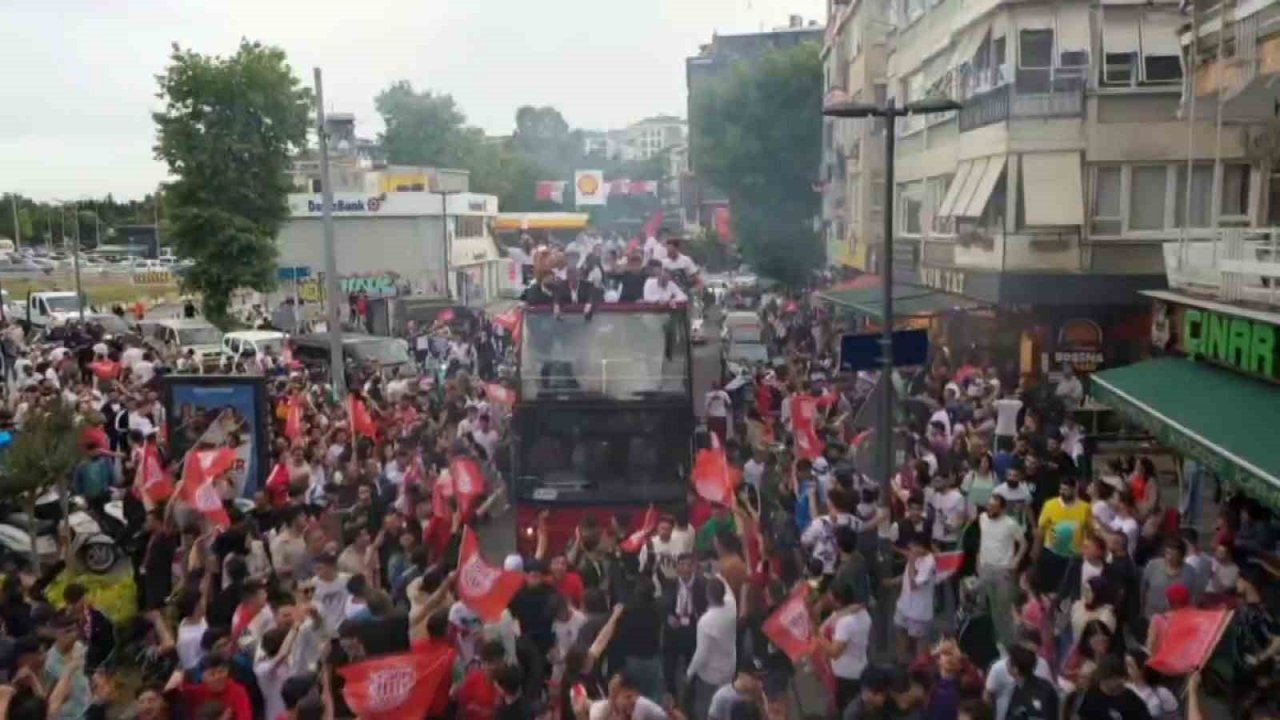 Pendikspor, Süper Lig’e yükselişini coşkuyla kutladı