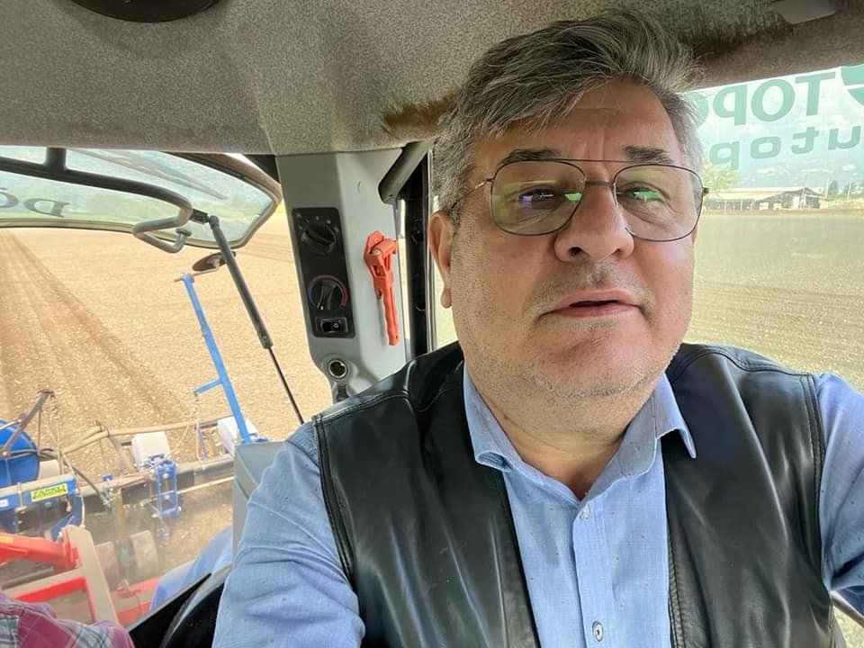 Posacı çok sevdiği tarlalardan kopamıyor