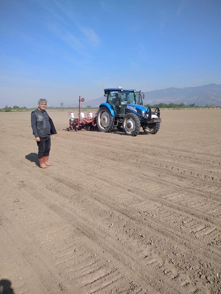 Posacı çok sevdiği tarlalardan kopamıyor