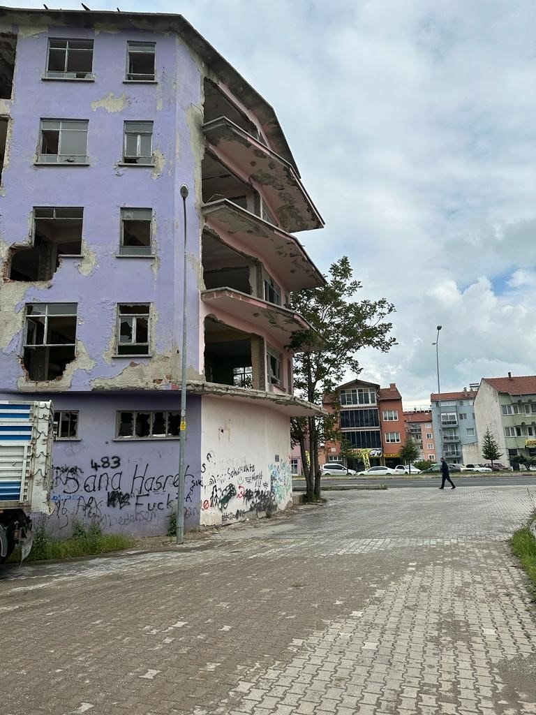 Banaz’ın meşhur perili evi yerle bir oldu