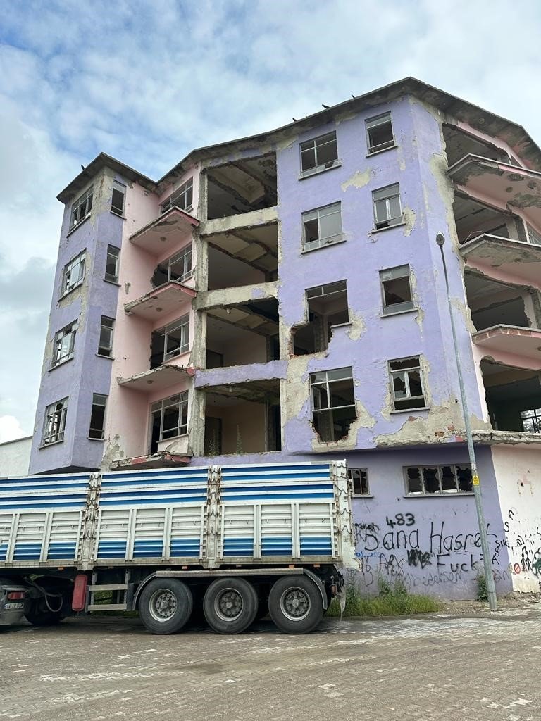 Banaz’ın meşhur perili evi yerle bir oldu