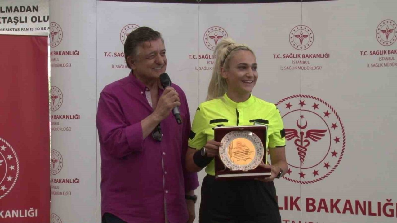 Çengelköy’de sağlık çalışanları yeşil sahada ter döktü